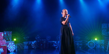 Powiększ grafikę: 2-wojewodzki-konkurs-wokalny-melodie-w-blasku-swiat-668224.jpg