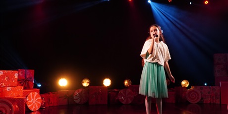 Powiększ grafikę: 2-wojewodzki-konkurs-wokalny-melodie-w-blasku-swiat-668236.jpg