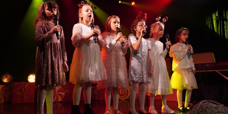 Powiększ grafikę: 2-wojewodzki-konkurs-wokalny-melodie-w-blasku-swiat-668253.jpg