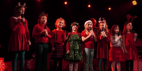 Powiększ grafikę: 2-wojewodzki-konkurs-wokalny-melodie-w-blasku-swiat-668254.jpg