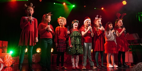 Powiększ grafikę: 2-wojewodzki-konkurs-wokalny-melodie-w-blasku-swiat-668255.jpg