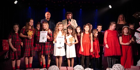 Powiększ grafikę: 2-wojewodzki-konkurs-wokalny-melodie-w-blasku-swiat-668273.jpg