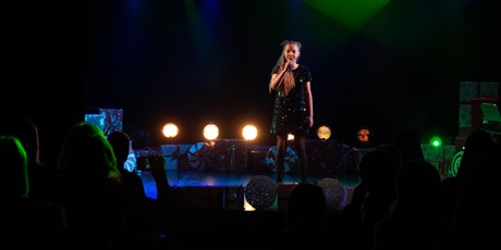 Powiększ grafikę: 2-wojewodzki-konkurs-wokalny-melodie-w-blasku-swiat-668288.jpg