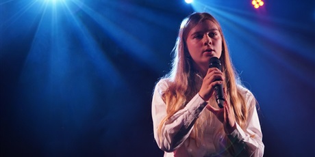Powiększ grafikę: 2-wojewodzki-konkurs-wokalny-melodie-w-blasku-swiat-668312.jpg