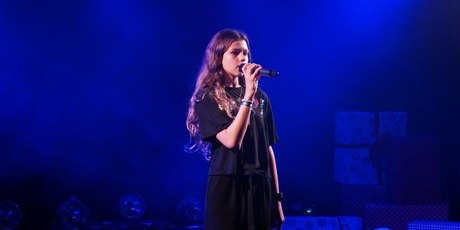 Powiększ grafikę: 2-wojewodzki-konkurs-wokalny-melodie-w-blasku-swiat-668333.jpg