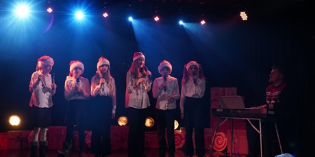 Powiększ grafikę: 2-wojewodzki-konkurs-wokalny-melodie-w-blasku-swiat-668354.jpg