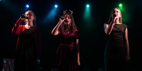 Powiększ grafikę: 2-wojewodzki-konkurs-wokalny-melodie-w-blasku-swiat-668427.jpg