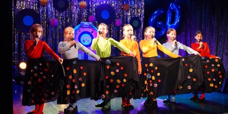 Powiększ grafikę: 6-ogolnopolski-festiwal-wokalny-z-piosenka-przez-dekade-lata-60-692109.jpg