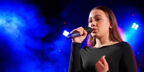 Powiększ grafikę: 6-ogolnopolski-festiwal-wokalny-z-piosenka-przez-dekade-lata-60-692178.jpg