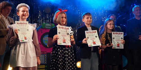 Powiększ grafikę: 6-ogolnopolski-festiwal-wokalny-z-piosenka-przez-dekade-lata-60-692224.jpg