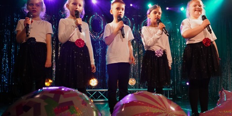 Powiększ grafikę: fotorelacja-z-5-ogolnopolskiego-festiwalu-wokalnego-polskiej-piosenki-z-piosenka-przez-dekade-lata-2000-623750.jpg