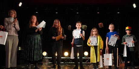 Powiększ grafikę: fotorelacja-z-gdanskiego-konkursu-recytacji-i-form-scenicznych-liryczna-scena-mistrzow-679664.jpg