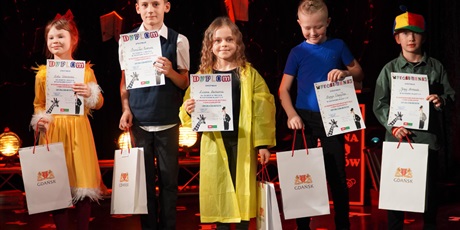 Powiększ grafikę: fotorelacja-z-gdanskiego-konkursu-recytacji-i-form-scenicznych-liryczna-scena-mistrzow-679666.jpg