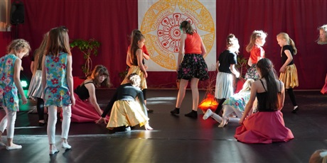 Powiększ grafikę: Na scenie młodzi artyści prezentują różne figury teatralne.