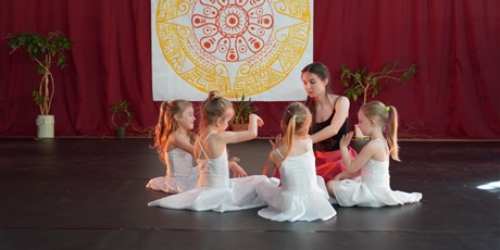 Powiększ grafikę: Na scenie młodzi artyści prezentują różne figury teatralne.