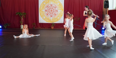 Powiększ grafikę: Na scenie młodzi artyści prezentują różne figury teatralne.