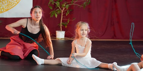 Powiększ grafikę: Na scenie młodzi artyści prezentują różne figury teatralne.