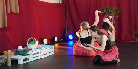 Powiększ grafikę: Na scenie młodzi artyści prezentują różne figury teatralne.
