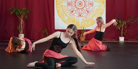 Powiększ grafikę: Na scenie młodzi artyści prezentują różne figury teatralne.