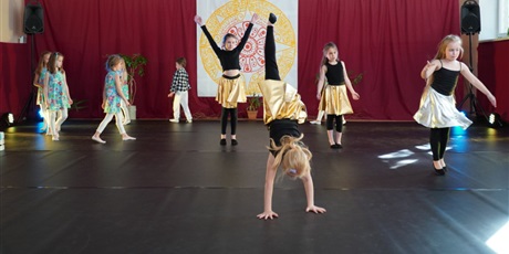 Powiększ grafikę: Na scenie młodzi artyści prezentują różne figury teatralne.