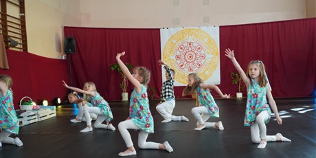 Powiększ grafikę: Na scenie młodzi artyści prezentują różne figury teatralne.