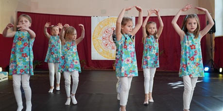 Powiększ grafikę: Na scenie młodzi artyści prezentują różne figury teatralne.