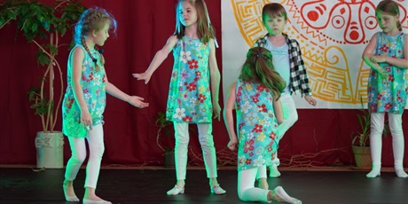 Powiększ grafikę: Na scenie młodzi artyści prezentują różne figury teatralne.