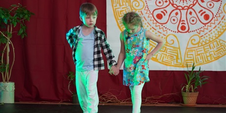 Powiększ grafikę: Na scenie młodzi artyści prezentują różne figury teatralne.