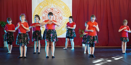 Powiększ grafikę: Na scenie młodzi artyści prezentują różne figury teatralne.