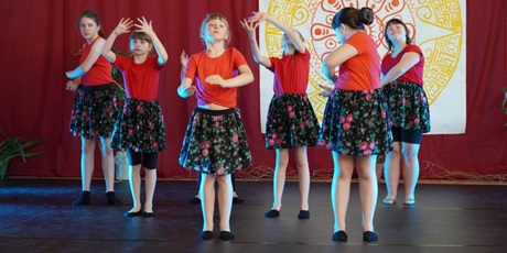 Powiększ grafikę: Na scenie młodzi artyści prezentują różne figury teatralne.