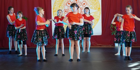Powiększ grafikę: Na scenie młodzi artyści prezentują różne figury teatralne.