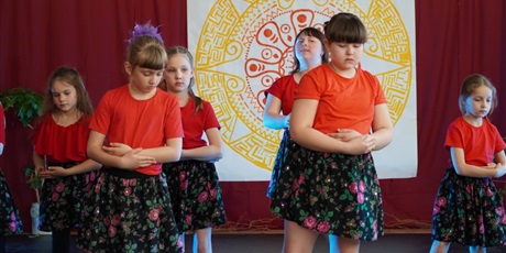 Powiększ grafikę: Na scenie młodzi artyści prezentują różne figury teatralne.