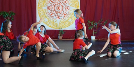 Powiększ grafikę: Na scenie młodzi artyści prezentują różne figury teatralne.