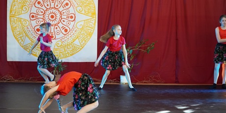 Powiększ grafikę: Na scenie młodzi artyści prezentują różne figury teatralne.