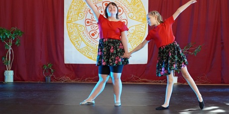 Powiększ grafikę: Na scenie młodzi artyści prezentują różne figury teatralne.