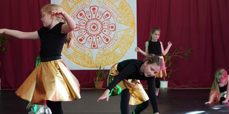 Powiększ grafikę: Na scenie młodzi artyści prezentują różne figury teatralne.