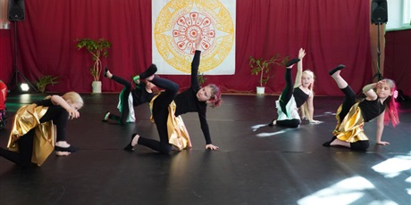 Powiększ grafikę: Na scenie młodzi artyści prezentują różne figury teatralne.