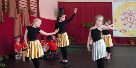 Powiększ grafikę: Na scenie młodzi artyści prezentują różne figury teatralne.