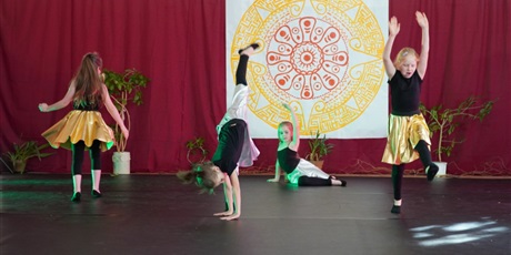 Powiększ grafikę: Na scenie młodzi artyści prezentują różne figury teatralne.