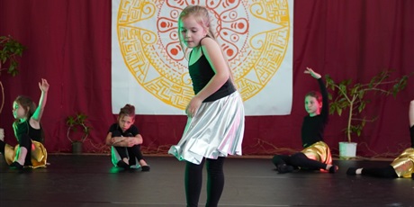 Powiększ grafikę: Na scenie młodzi artyści prezentują różne figury teatralne.