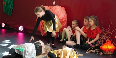 Powiększ grafikę: Na scenie młodzi artyści prezentują różne figury teatralne.