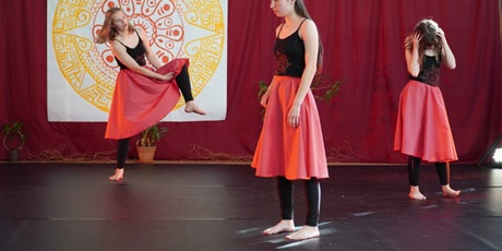 Powiększ grafikę: Na scenie młodzi artyści prezentują różne figury teatralne.