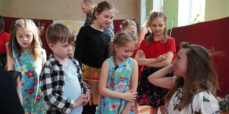 Powiększ grafikę: Młodzi artyści dziękują za przygotowanie przedstawienia swojej Pani reżyser.