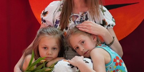 Powiększ grafikę: Na tle scenerii teatralnej prezentuje się Pani reżyser przedstawienia i jej podopieczne.