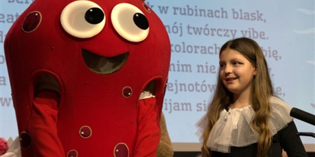 Powiększ grafikę: Na scenie występują dzieci, rodzice oraz pracownicy Pałacu Młodzieży. Prezentują się grupy teatralne, taneczne i młodzieżowe. Jest także ośmiornica czyli Pałacowa maskotka i zaproszeni goście.