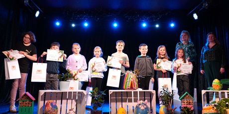 Powiększ grafikę: Laureaci konkursu Pisanki, jajka malowane odbierają nagrody na scenie. 