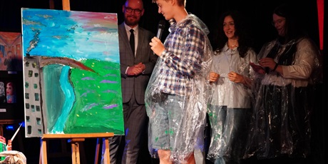 Powiększ grafikę: gala-wojewodzkiego-konkursu-plastycznego-tworczy-dialog-z-mistrzami-sztuki-695499.jpg