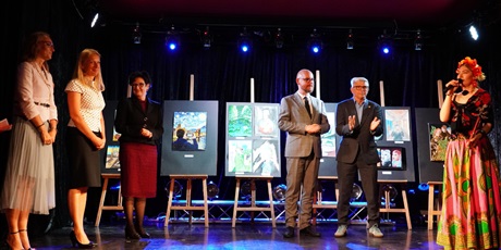 Powiększ grafikę: gala-wojewodzkiego-konkursu-plastycznego-tworczy-dialog-z-mistrzami-sztuki-695504.jpg