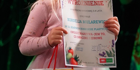 Powiększ grafikę: gala-wreczenia-nagrod-12-gdanskiego-konkursu-plastycznego-owoce-i-warzywa-jem-to-co-smaczne-i-zdrowe-648793.jpg