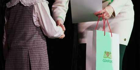 Powiększ grafikę: gala-wreczenia-nagrod-12-gdanskiego-konkursu-plastycznego-owoce-i-warzywa-jem-to-co-smaczne-i-zdrowe-648797.jpg